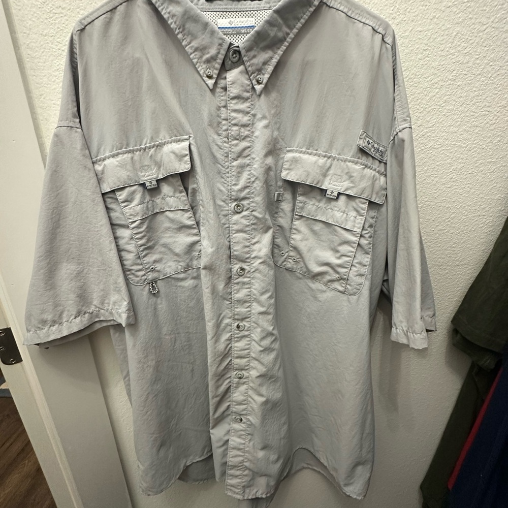 Columbia Men's Light Gray Casual Button-Down Shirt